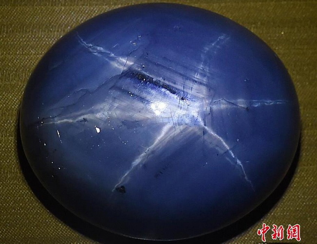 这枚重1404.49克拉的蛋形星光蓝宝石，被认证为迄今为止世界上最大的一颗星光蓝宝石。这枚宝石出自斯里兰卡南部素有“宝石城”之称的拉特纳普拉市一座矿内，宝石主人将其取名为“亚当之星”。