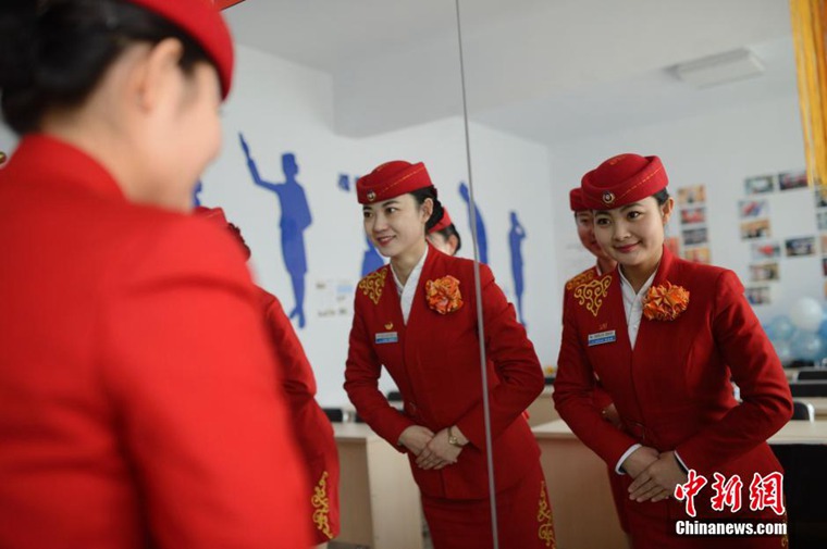 1月9日，乌达布拉与同事们练习15度鞠躬。“90后”女孩乌达布拉是内蒙古“动姐”中的一员。中新社记者 刘文华 摄