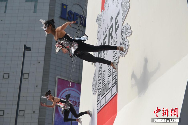 高清：舞蹈演员在巨型“购物袋”上演绎空中时尚秀【3】