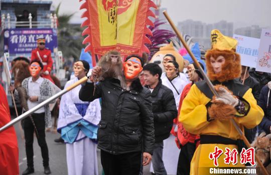 图为真人扮演的“美猴王”与游客互动。陈超　摄