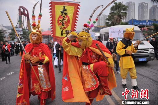 图为真人扮演的“美猴王”与游客互动。陈超　摄