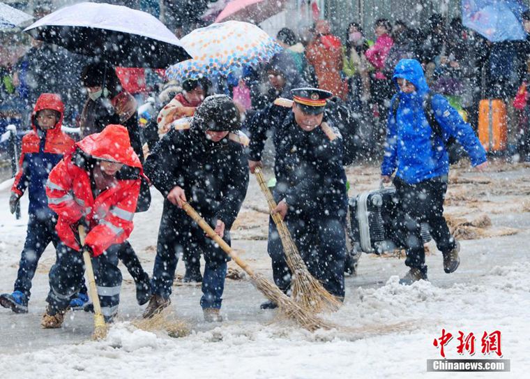 高清：江西再降大雪 铁路部门除冰雪保旅客出行安全【6】