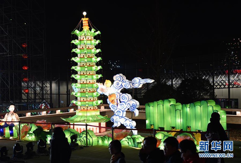 2月4日，市民在举行亮灯仪式的大报恩寺遗址公园内赏灯。