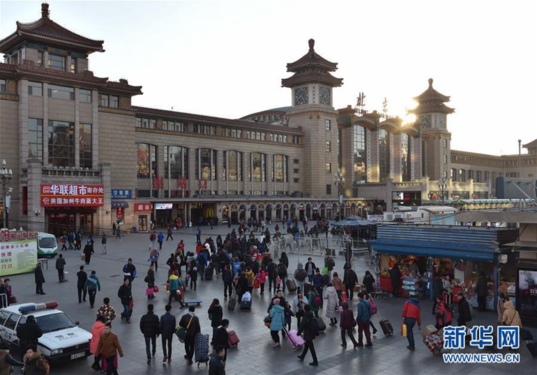 2月5日，在北京火车站站前广场上，旅客准备进站乘车。记者从中国铁路总公司获悉，随着春节临近，铁路迎来节前客流高峰。5日，全国铁路预计发送旅客850万人次。 新华社记者 罗晓光 摄