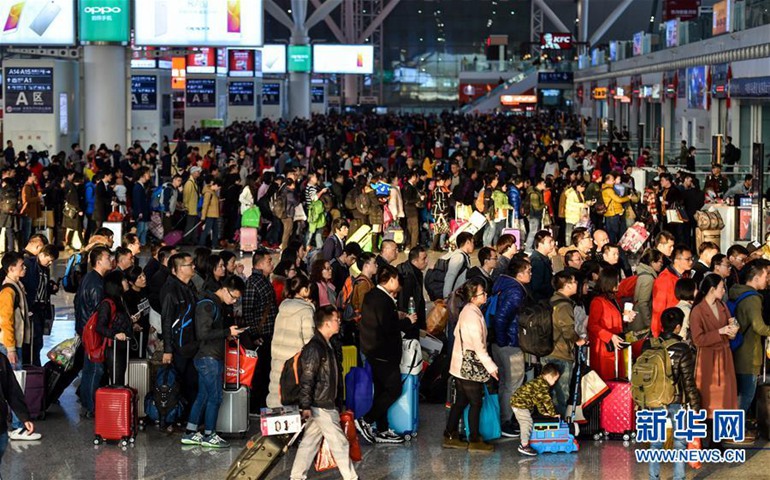 2月5日，乘客在深圳北站排队检票上车。记者从中国铁路总公司获悉，随着春节临近，铁路迎来节前客流高峰。5日，全国铁路预计发送旅客850万人次。 新华社记者毛思倩摄