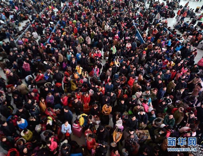 2月5日，旅客在福州火车站候车大厅的检票口等候检票。 随着春节的临近，铁路日均发送旅客人数节节攀升，全国各地车站纷纷迎来节前客流最高峰。 新华社记者 宋为伟 摄