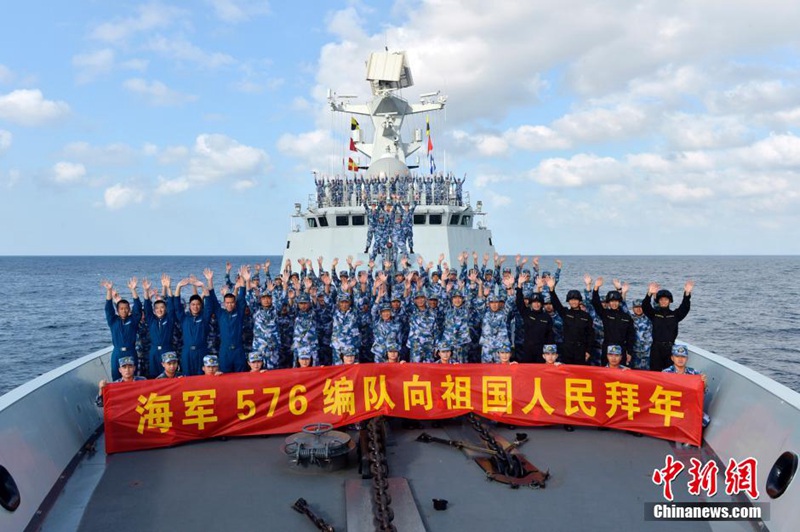 高清：海军第二十二批护航编队在亚丁湾向祖国人民拜年