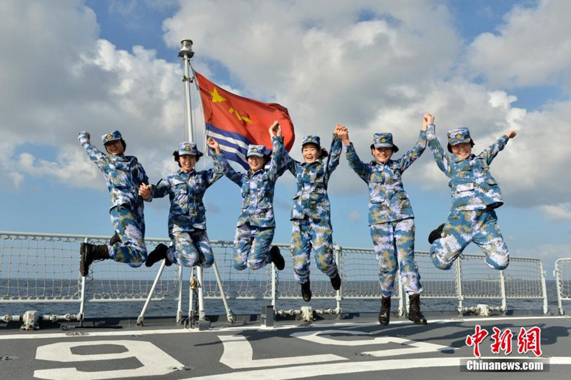 高清：海军第二十二批护航编队在亚丁湾向祖国人民拜年【3】