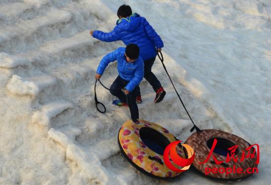 1、孩子们正在爬“雪山”。人民网 冯亚涛 摄