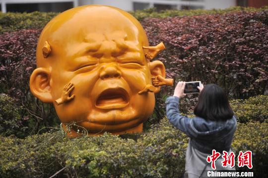 高清:重庆校园内创意人像雕塑吸眼球--旅游频道