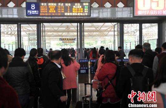 图为旅客在莆田火车站准备检票乘车。　吕明　摄