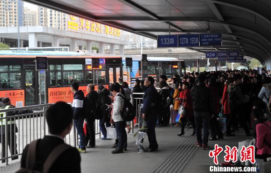 图为民众在福州火车站广场公交站排队等公交车。　吕明　摄
