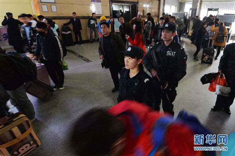 2月24日，刘莹（前）与同事在兰州火车站进站安检通道执勤。