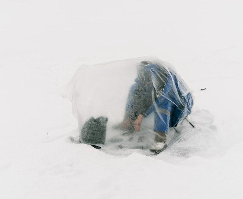 高清：哈萨克斯坦渔民冰天雪地中垂钓 全身裹塑料袋御寒