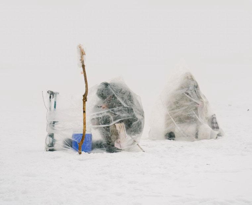 高清：哈萨克斯坦渔民冰天雪地中垂钓 全身裹塑料袋御寒【5】