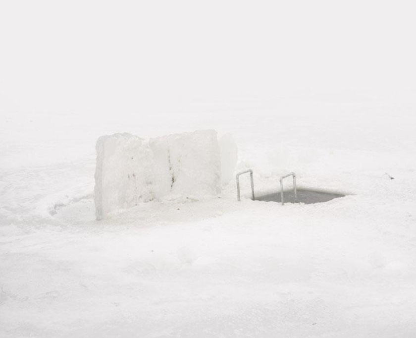 高清：哈萨克斯坦渔民冰天雪地中垂钓 全身裹塑料袋御寒【4】