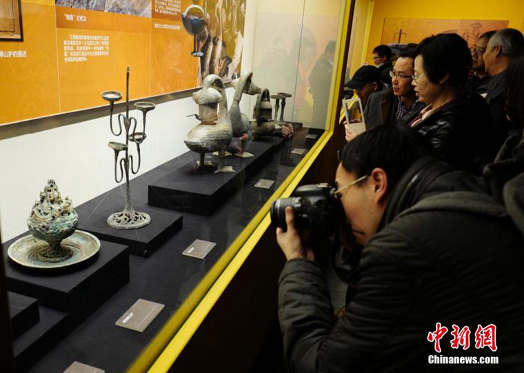 高清：海昏侯墓文物亮相北京 观众惊叹古物太美