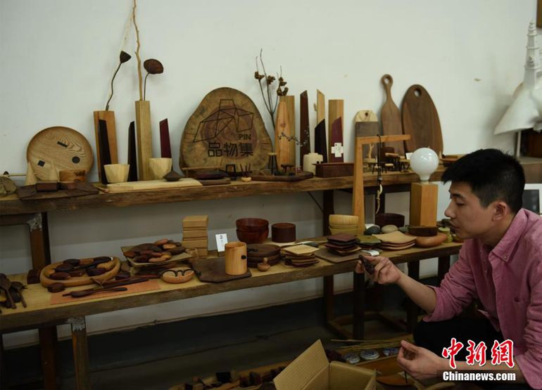 高清:重庆老师成木头控 全球收集木头做标本