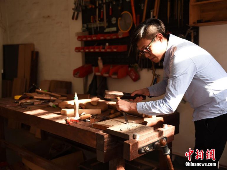 高清：重庆老师成“木头控” 全球收集木头做标本【3】