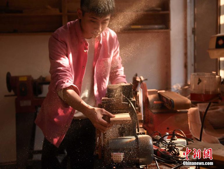 高清：重庆老师成“木头控” 全球收集木头做标本【2】