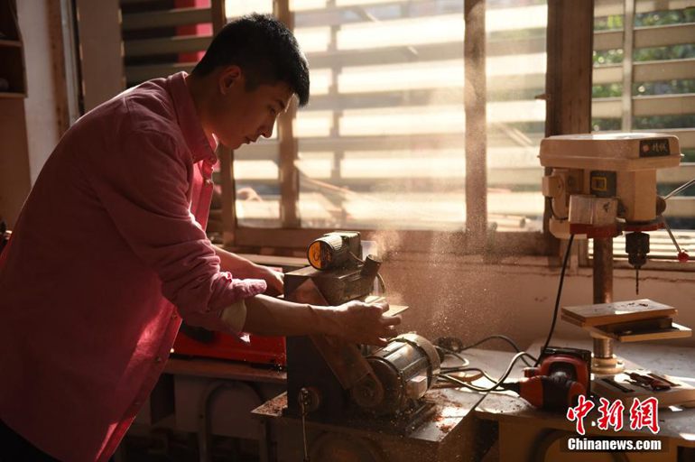 高清：重庆老师成“木头控” 全球收集木头做标本