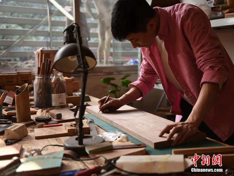 高清：重庆老师成“木头控” 全球收集木头做标本【5】