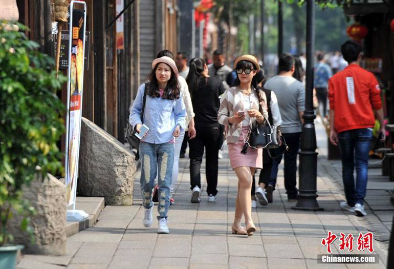 游客在福州三坊七巷游玩。 吕明 摄
