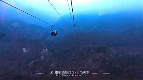 乘坐尧山索道上山(摄影:任红兵)