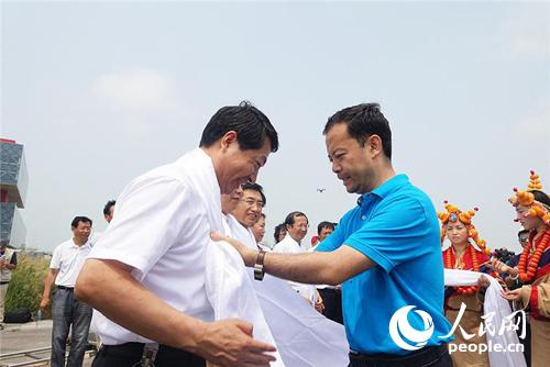 玉树藏族自治州人民政府副州长马铁峰为东营市人民政府副市长王吉能献上哈达