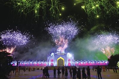 中华回乡文化园大型焰火表演《嗨，你好》上演