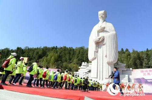 朱子雕像揭幕，各界人士向朱文公敬献桂枝