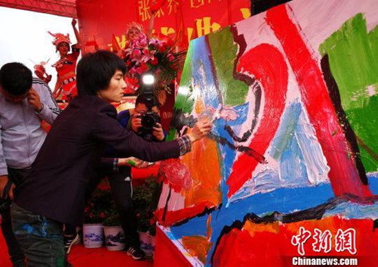 奠基仪式上，青年画家田浩文现场创作涂鸦作品，欢迎世界各地涂鸦爱好者来张家界创作。