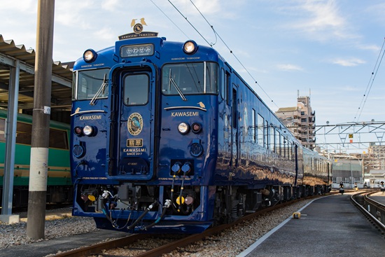 日本九州观光列车再添新成员 翡翠山翡翠号 --