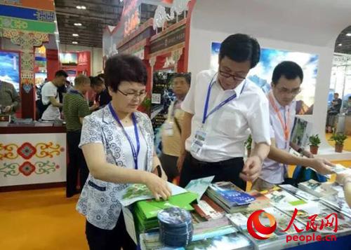 大兴安岭地区行署副专员蒋迎娟(左)和旅游委主任孟利(中)亲临展台