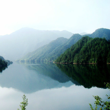 浙江省-开化县主要景点有钱江源国家森林公园、古田山国家自然保护区等,是重要的生态功能保护区，。2013年，国际文化旅游促进会等四家单位特别授予开化县为“国家东部公园”。