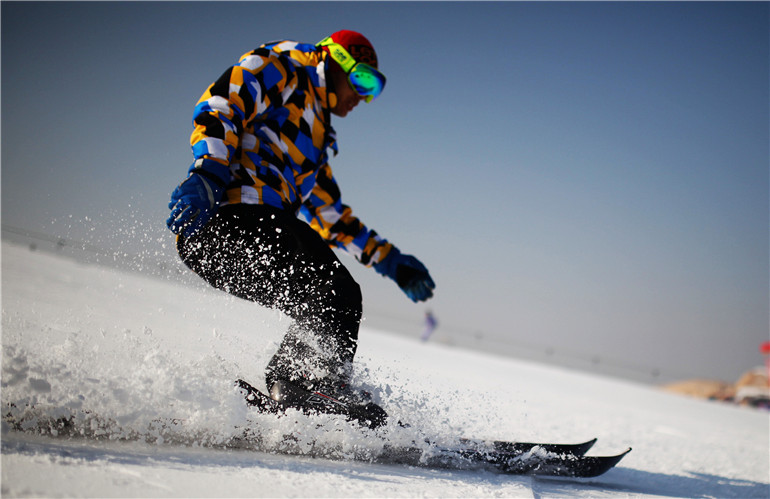 冬天不少游客选择冰雪旅游，在浪漫的冬日到白雪皑皑的世界中，体验冬日的激情滑雪季！宁夏的滑雪资源丰富，游客可以尽情享受冬日滑雪的乐趣。