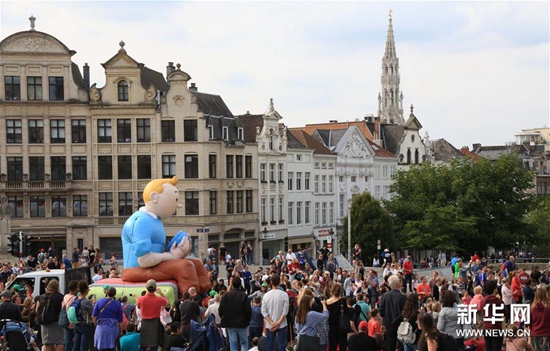 9月3日，在比利时布鲁塞尔，人们参加卡通人物巡游活动。新华社记者王晓郡摄