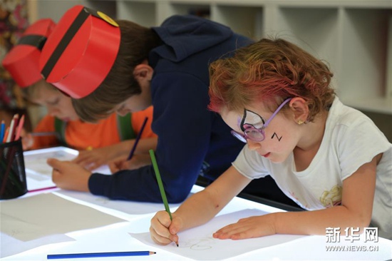 9月3日，在比利时布鲁塞尔，几个孩子在描画。新华社记者王晓郡摄
