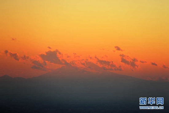 图为筑波山顶拍摄到的富士山。