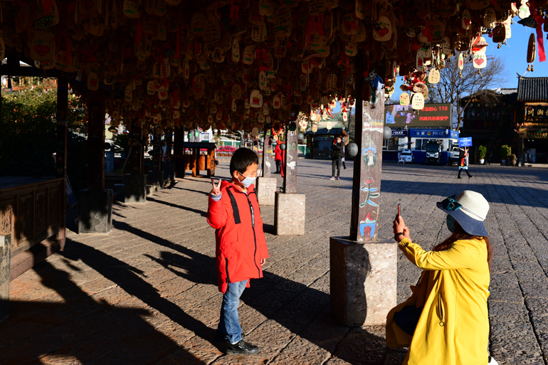 丽江古城的游客 丽江市文化和旅游局供图