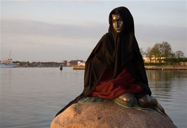 丹麦美人鱼又被 恶搞 :被戴上伊斯兰教头巾