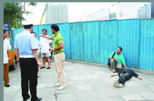 女乞丐在北京红桥市场气晕一老外