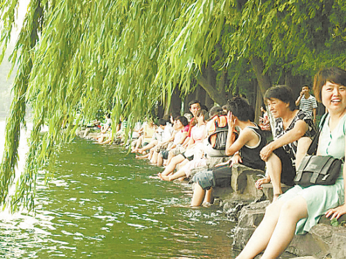 杭州西湖成了洗脚池_景区信息与经营管理_同