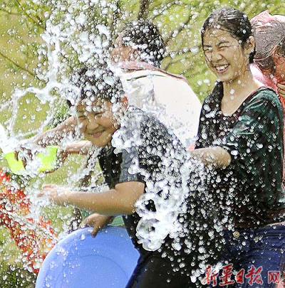 20日泰国风情泼水节 新疆游客体验清凉一夏