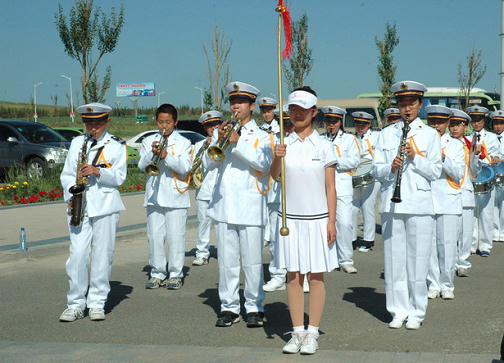 满洲里北接俄罗斯,西临蒙古国; 中俄青少年体育夏令营在套娃广场举行