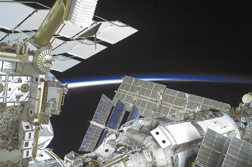 太空垃圾与国际空间站擦肩而过--人民网旅游频
