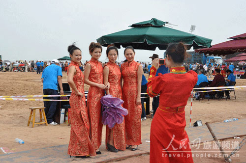实拍!活跃在<em>鄂尔多斯</em>那达慕大会上的<em>美女</em>(组图